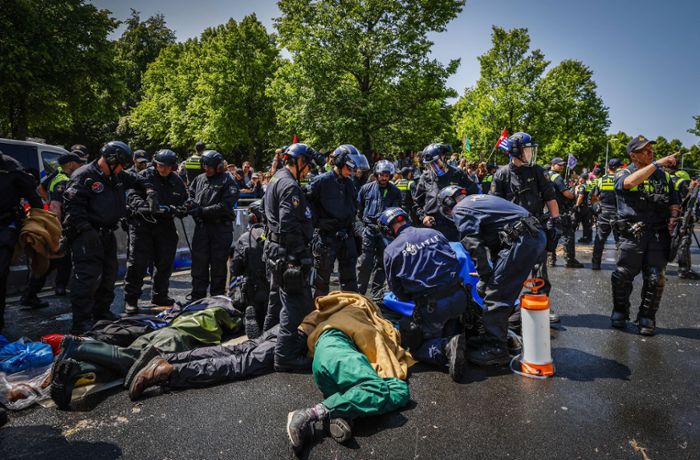Den Haag: Polizei meldet über 1500 Festnahmen bei Demo von Klimaaktivisten
