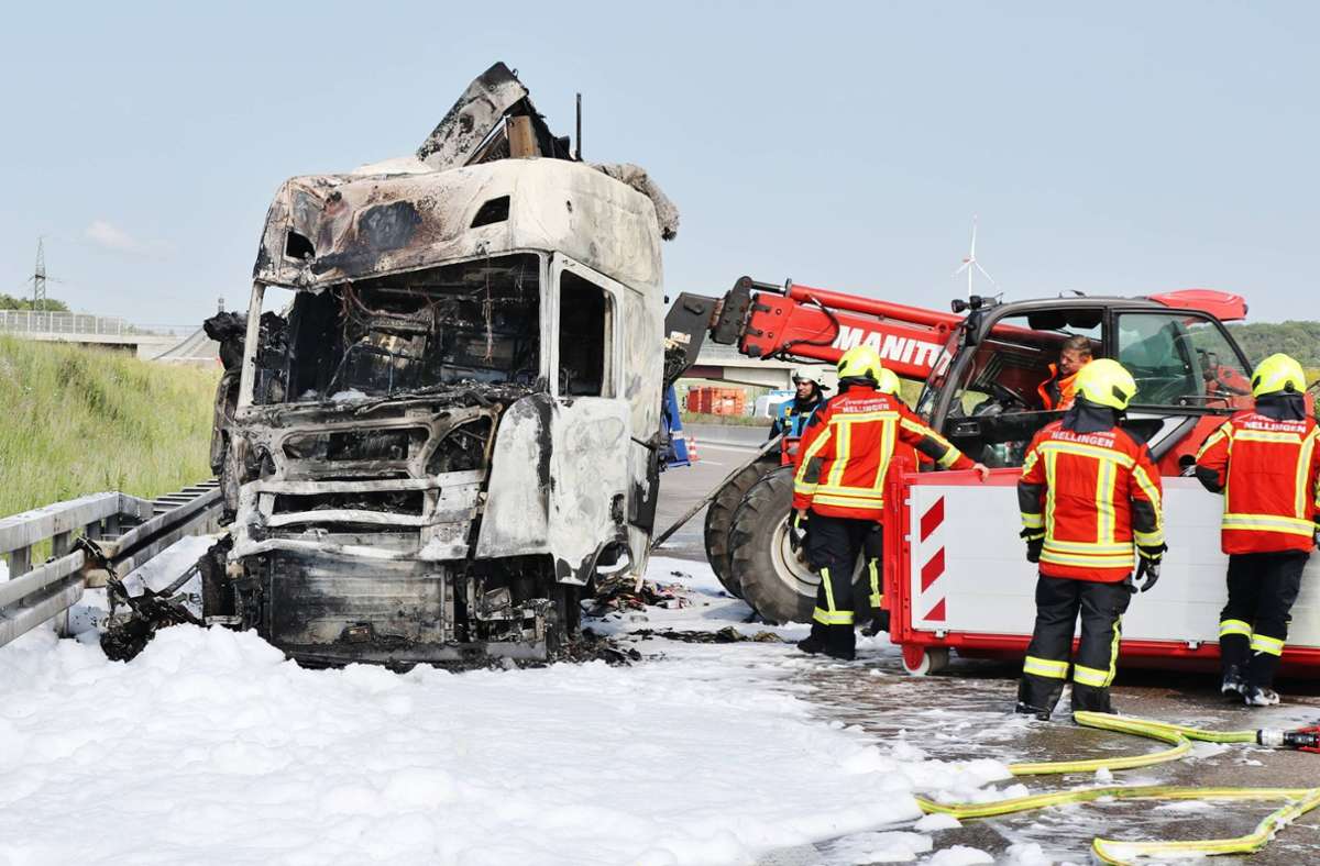 Die Polizei hat die A8 bei Merklingen nach einem Lkw-Brand am Montagmorgen in Richtung München gesperrt.