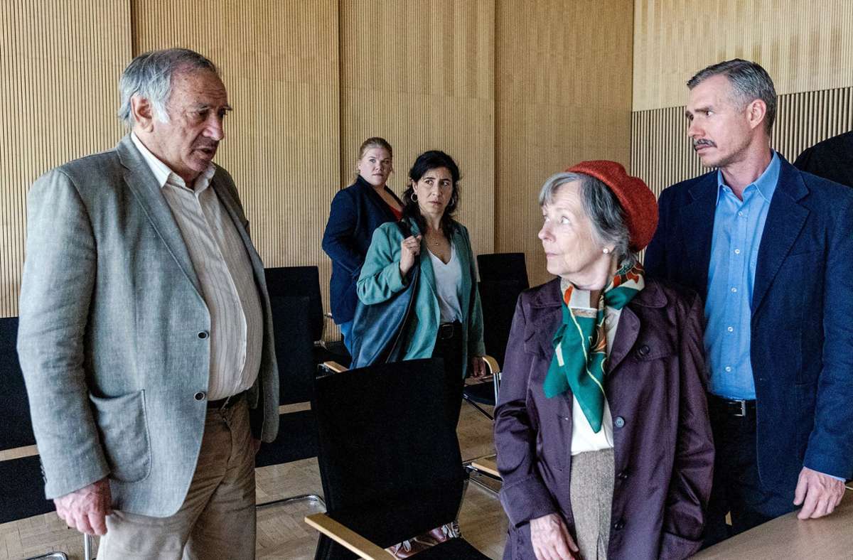 Zvi Spielmann (Dov Glickmann, vorne li.) und Elisabeth Behrend (Monika Lennartz, vorne re.) sehen sich nach über siebzig Jahren das erste Mal vor Gericht gegenüber.