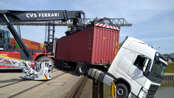 Lastwagen hängt nach Unfall frei über dem Hafenbecken