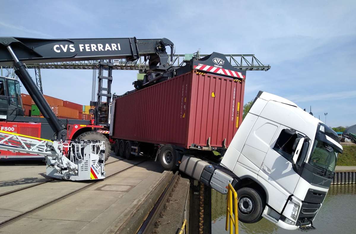 Trier: Lastwagen hängt nach Unfall frei über dem Hafenbecken