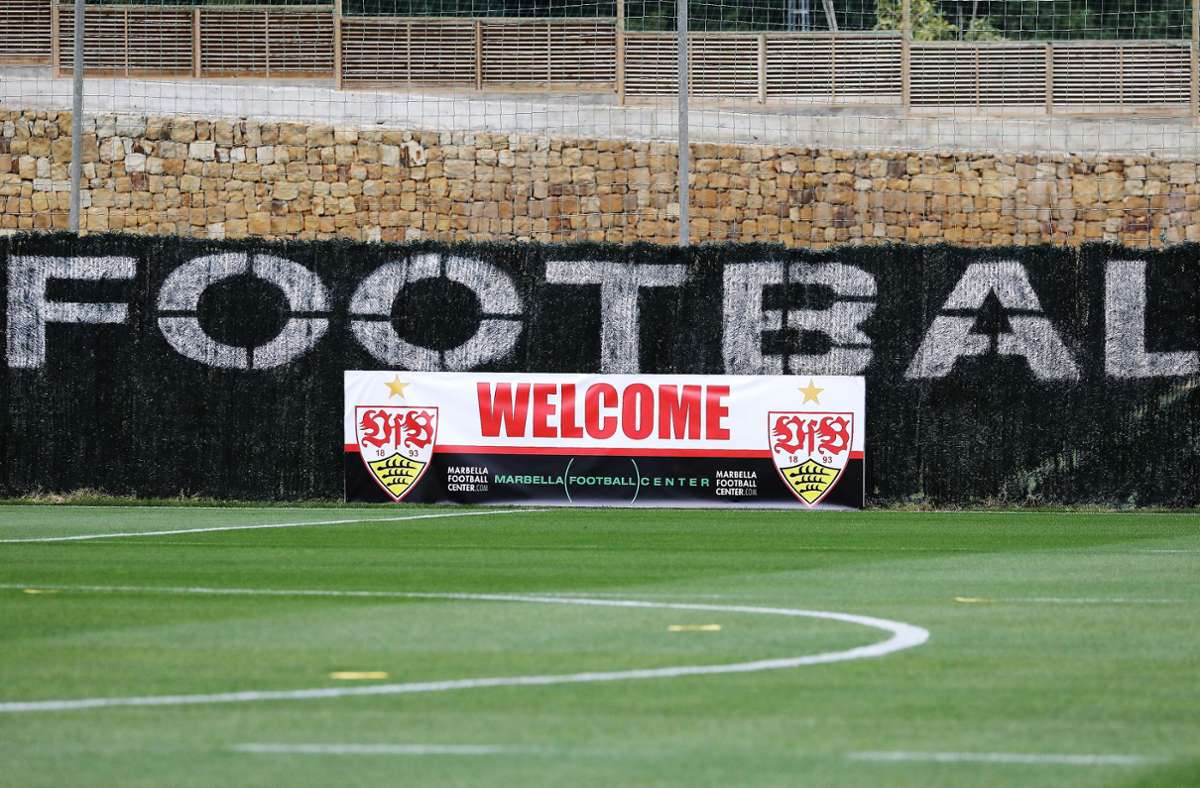 24. Januar: Mit einem Banner wird der VfB im Marbella Football Center willkommen geheißen.