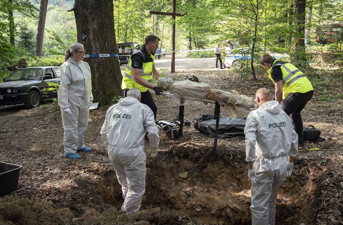 Rechtsmedizinerin Dr. Greta Leitner (Sybille Schedwill, li.) lässt eine Leiche bergen. Bei Vorbereitungen für eine Urnenbeisetzung in einem Bestattungswald wurde das Mordopfer entdeckt.