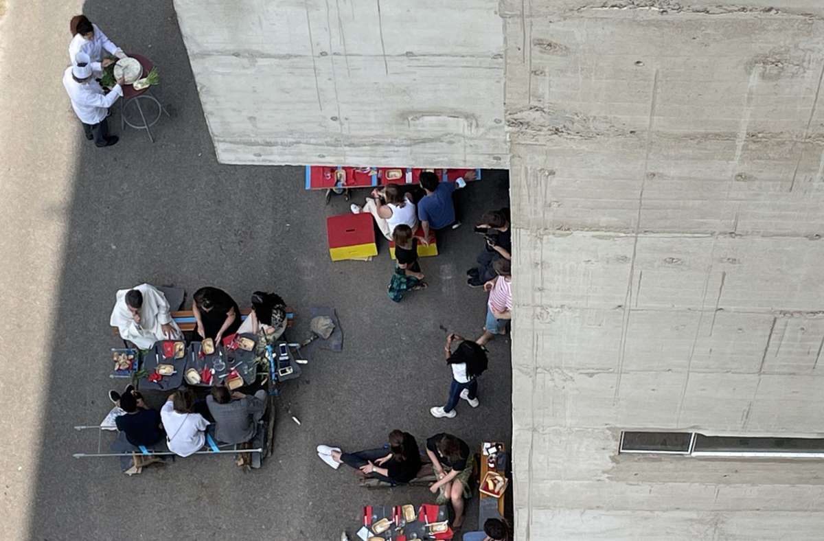 Beim  Thementag der Studiengänge der Architektur der HTWG Konstanz gibt es ein „flying dinner“ – es wird international gegessen und diskutiert. Foto:  