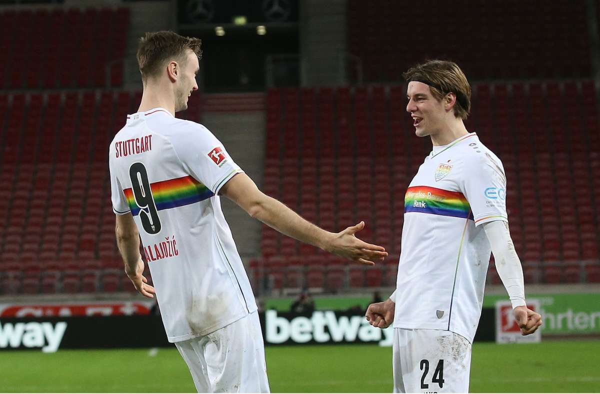 Sasa Kalajdzic (links) und Borna Sosa bejubeln das 1:0 des VfB Stuttgart.