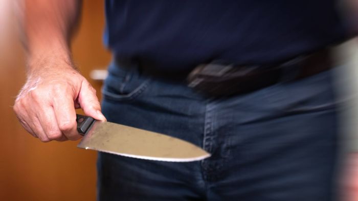 43-Jähriger verletzt vier Männer mit Messer