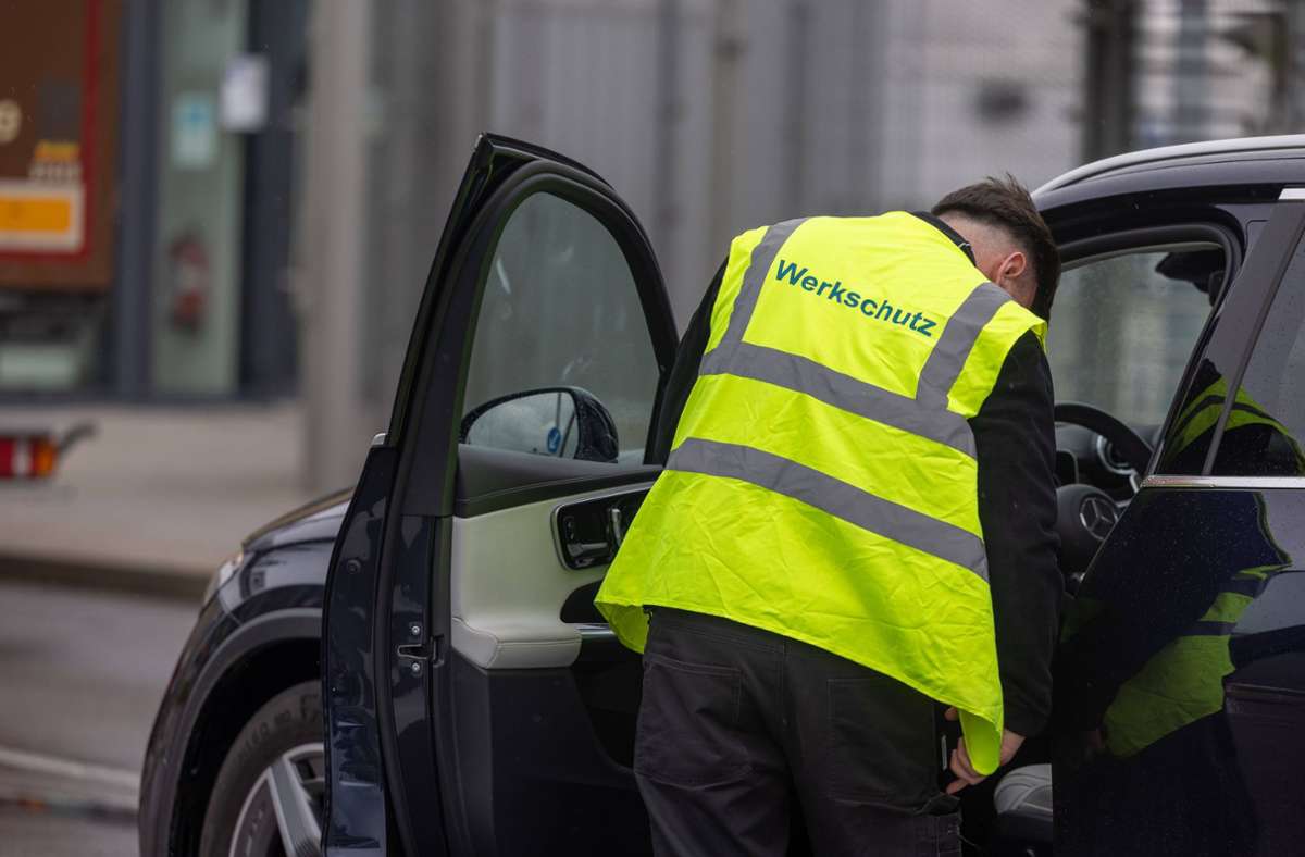 Kontrolle an der Zufahrt: Die Todesschüsse im Mercedes-Werk wirken noch immer nach.