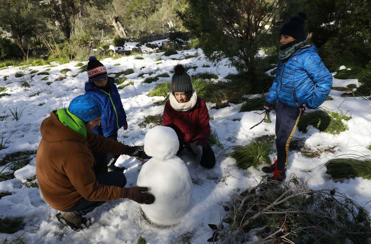 Schnee, Sturm und Regen auf Mallorca. Über einen Schneemann freuen sich Kinder  in Caimari  im Nordwesten der Insel dennoch.