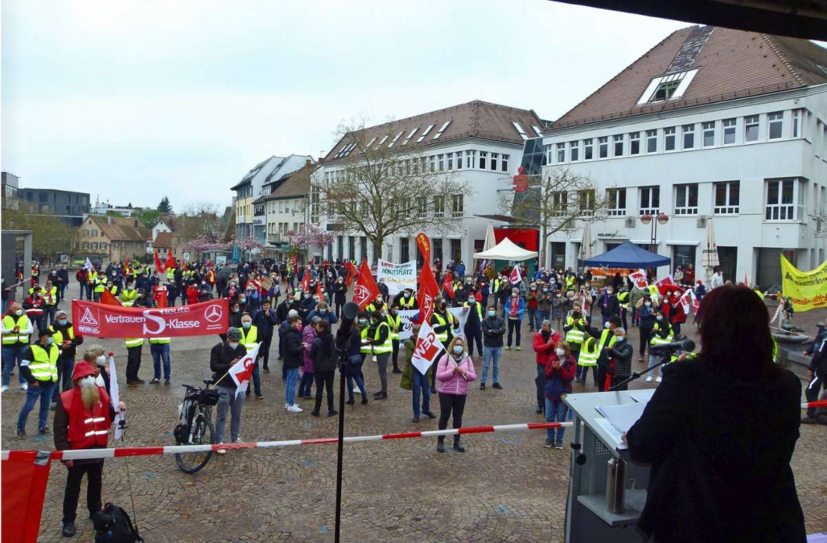 1. Mai-Demo in Sindelfingen: Gewerkschaft kritisiert den Online-Versandhändler Amazon