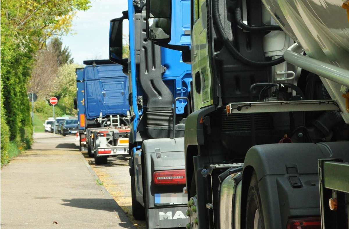 Lastwagen, hier  in einem Kornwestheimer Industriegebiet, sind Ziel von Spritdieben gewesen. Foto:  