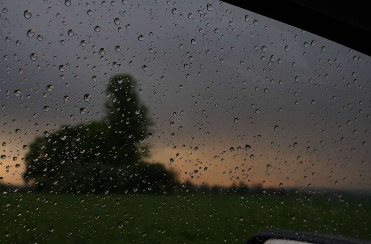 Blick auf ein Unwetter in Stuttgart aus einem Auto. (Archivbild) Foto: Andreas Rosar Fotoagentur-Stuttg/Andreas Rosar Fotoagentur-Stuttg