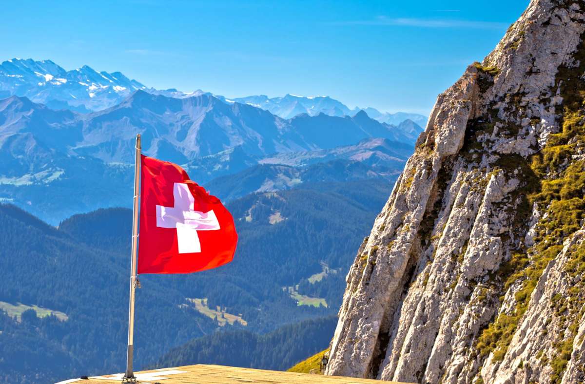 Nicht nur wandern in den Bergen, auch Restaurantbesuche sind in der Schweiz  seit einem Monat möglich. Foto: imago images/YAY Micro