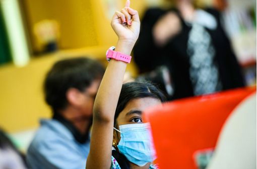 Kinderärzte versichern, dass die  Sauerstoffsättigung und die CO2-Konzentration im Blut von gesunden Kindern auch beim Maskentragen im Normalbereich bleiben. Foto: dpa/Andreas Arnold