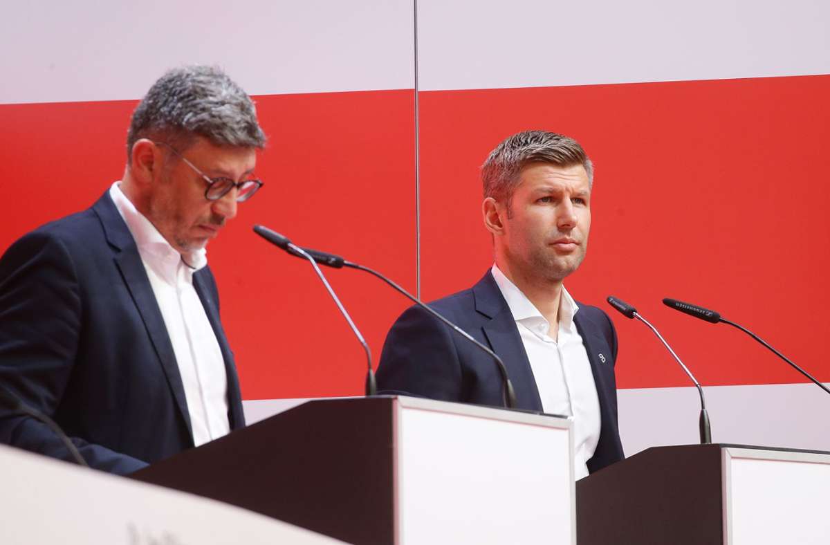 Präsident Claus Vogt (links) und der scheidende Vorstandschef Thomas Hitzlsperger müssen noch darüber reden, wie sie den Übergang beim VfB Stuttgart regeln. Foto: Baumann/Hansjürgen Britsch