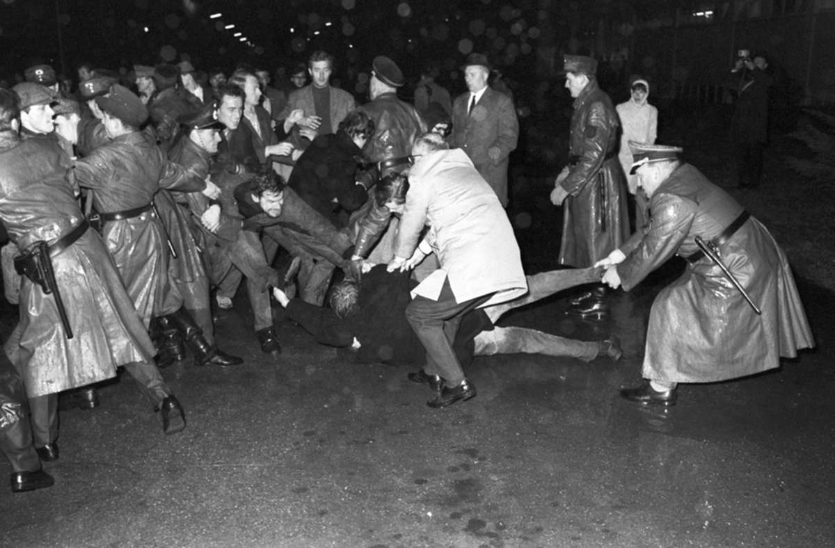 Nach dem Attentat auf Rudi Dutschke blockieren junge Menschen am 13. April 1968 in Esslingen die Auslieferung der Bild-Zeitung. Andere wichtige Ereignisse des Jahres zeigt die Bilderstrecke.