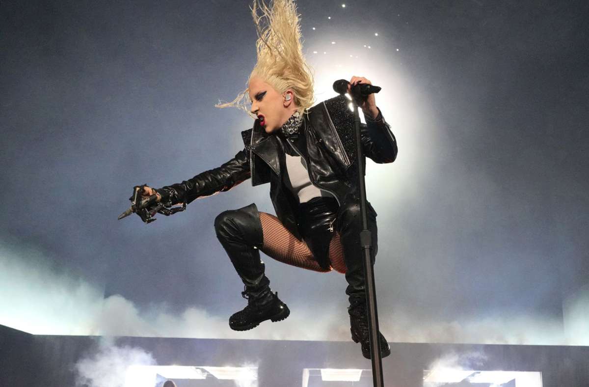 Lady Gaga in Düsseldorf: Popstar tanzt in  coolen Outfits vor düsterem Bühnenbild
