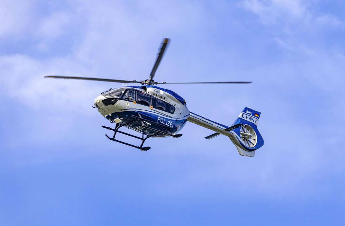 Hubschrauber über Wendlingen: Vermummter Mann überfällt Discounter mit Pistole