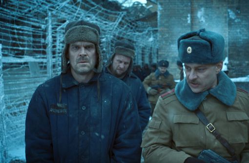 David Harbour als Jim Hopper und der deutsche Schauspieler Tom Wlaschiha als „Dmitri Antonov“  in den ersten Folgen der vierten Staffel. Foto: dpa/Courtesy Of Netflix