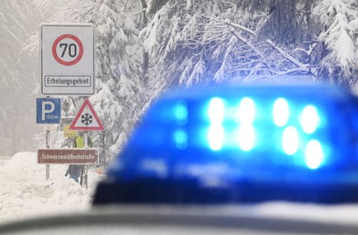In Baden-Württemberg ist es wieder zu Unfällen und gesperrten Straßen wegen der winterlichen Verhältnisse gekommen. (Symbolbild) Foto: dpa/Uli Deck