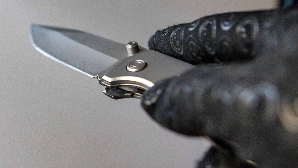 Raub in Leinfelden: Zwei Jugendliche bedrohen 16-Jährigen mit Messer und rauben Geld