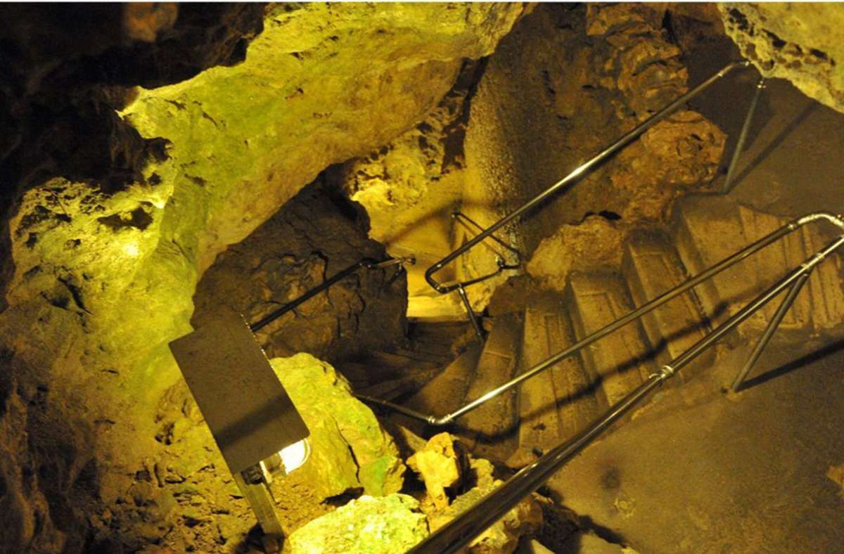 Laichinger Tiefenhöhle (Baden-Württemberg): Typ: Felshöhle / Gesamtlänge: 1300 Meter / begehbar auf 350 Metern / Besonderheit: 55 Meter tiefer Schacht / Info: Die Schauhöhle liegt bei Laichingen und ist die einzige zur Schauhöhle ausgebaute Schachthöhle.