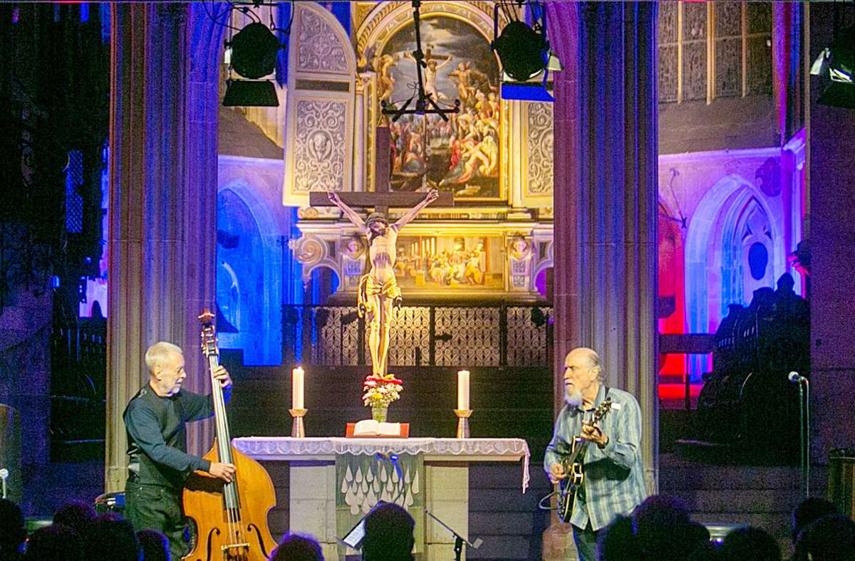 Dave Holland (links) und John Scofield beim   Jazz-Festival Esslingen in der  Kirche St. Dionys