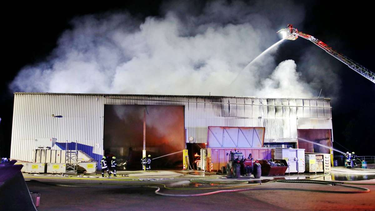 Feuer in Mülldeponie in Berglen: Recyclinghalle steht in Flammen – Schaden ist immens