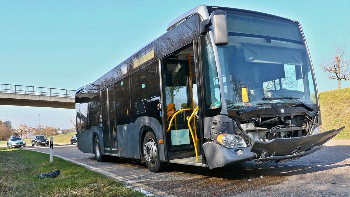 Unfall bei Ditzingen: Linienbus kracht in Skoda – 12.000 Euro Schaden
