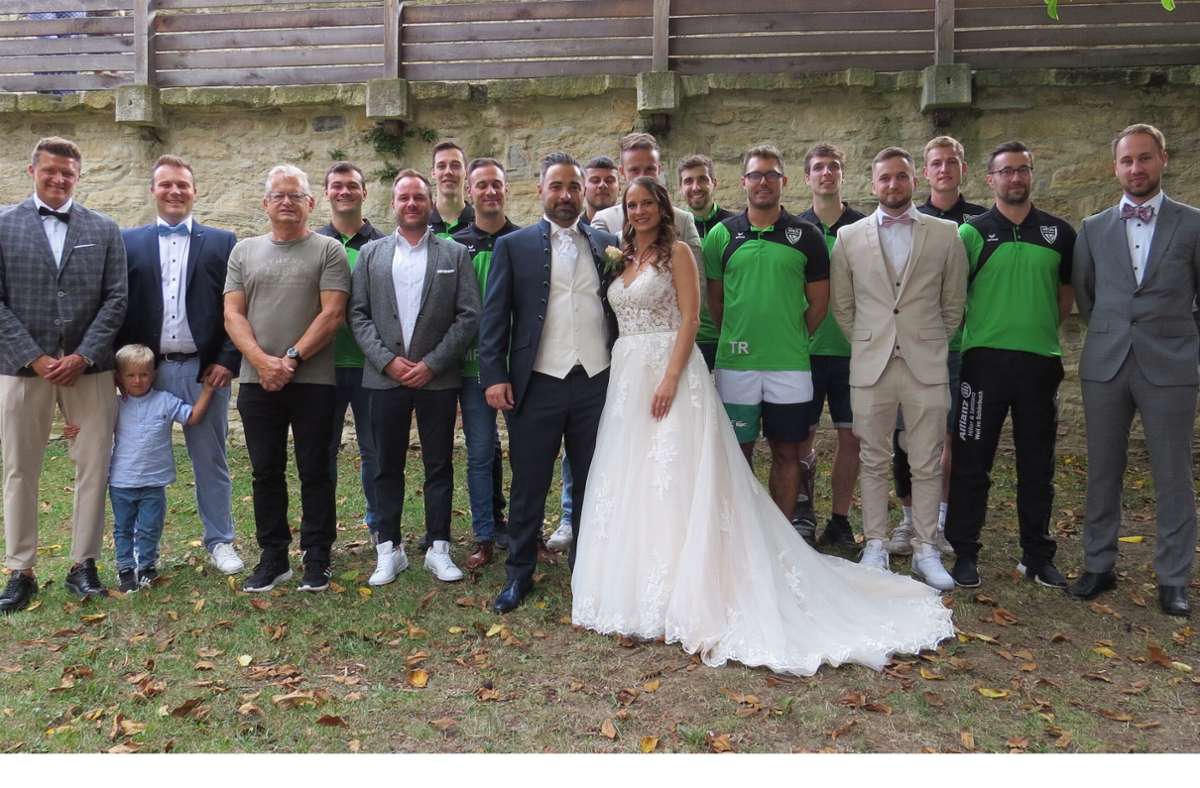 Fußball: Weilemer Kicker stehen Spalier bei Hochzeit von Mitspieler
