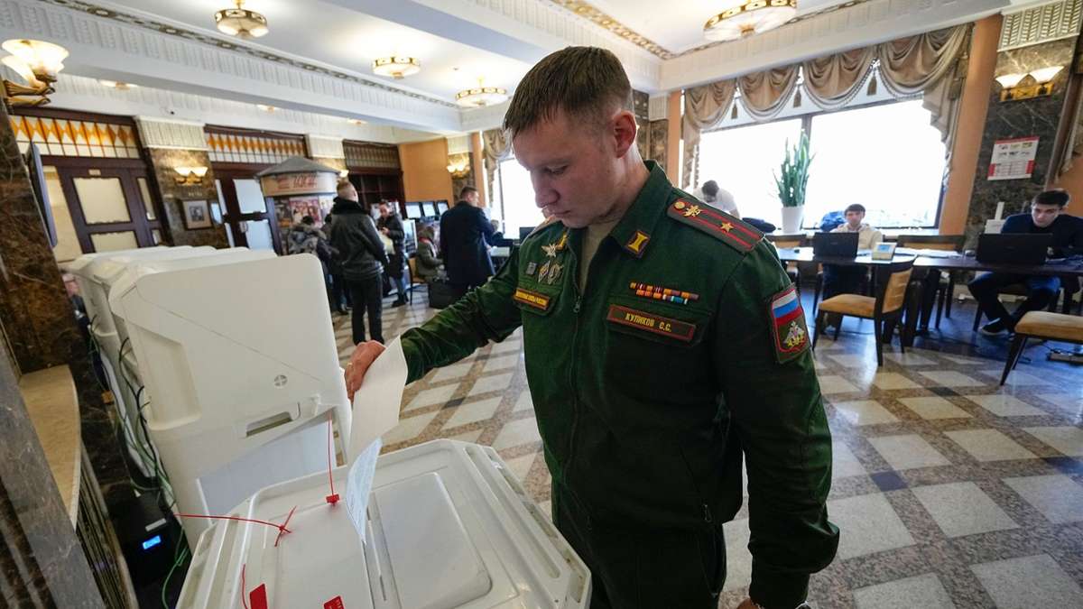 Ein russischer Soldat gibt während der Präsidentschaftswahl in einem Wahllokal Moskau seine Stimme ab.