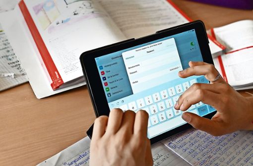 Beim Tablet-Einsatz in der Schule muss der Datenschutz gewährleistet sein.  Probleme mit Software von Microsoft sorgen  immer wieder für Ärger. Foto: dpa/Uli Deck