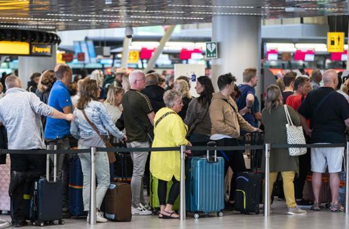 Wartende Passagiere am langen Wochenende am Flughafen Schiphol in Amsterdam Foto: AFP/Jeroen Jumelet