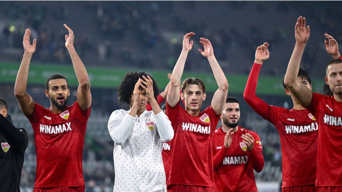 Dank für die Unterstützung: Die VfB-Profis feiern mit dem Anhang den Sieg in Wolfsburg.