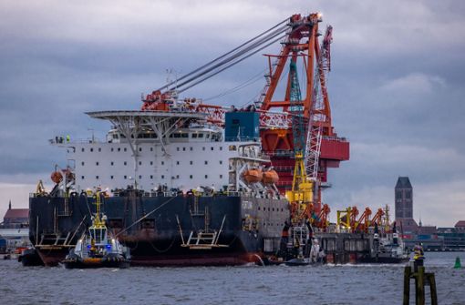 Schlepper ziehen das russische Rohr-Verlegeschiff „Fortuna“ aus dem Hafen auf die Ostsee. Dort wird es für den Bau der Gaspipeline eingesetzt.  (Archivbild) Foto: dpa/Jens Büttner