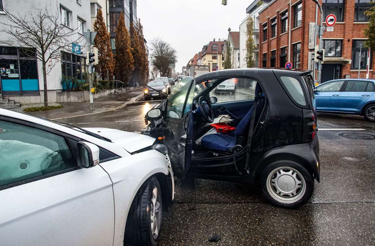 Unfall in Sindelfingen: Smart-Fahrer übersieht rote Ampel