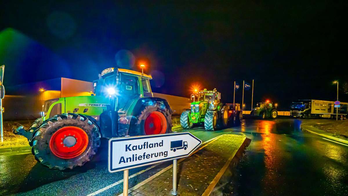 Bauernproteste in Baden-Württemberg: Landwirte blockieren Logistikzentren von Lebensmittelmärkten