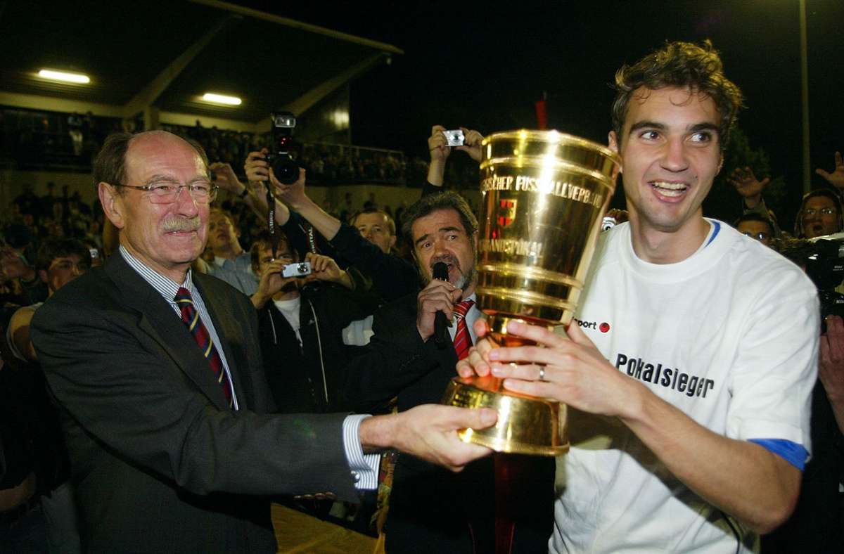 Kickers-Kapitän Jens Härter erhält 2006 den WFV-Pokal aus den Händen von Verbandspräsident Herbert Rösch.