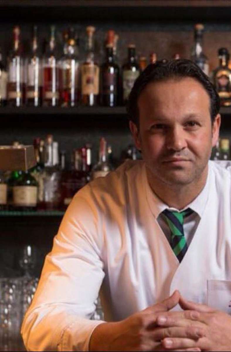Kostas  Ignatiadis, Bartender in der Münchner Bar „Schumann’s, hat  den Gin- wie Tonic-Boom seit 2005 am Tresen erlebt. Er sagt: „So wie uns vor zehn Jahren täglich drei neue Gins in der Bar zum Test angeboten wurden, ist es jetzt mit den Tonics.“