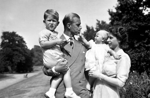 Ein Bild aus den Tagen, bevor aus Lilibet Queen Elizabeth II. wurde – Prinz Philip, Prinzessin Elizabeth mit den Kindern Charles und Anne im Jahr 1951. Foto: dpa/Pa