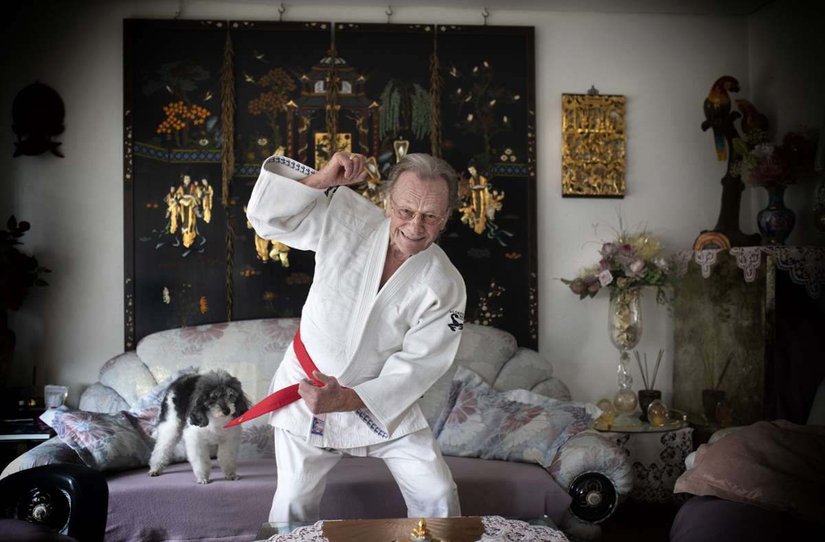 Der Königsbronner Dieter Seibold mit dem roten Gürtel und seinem Pudel Benji in seinem japanisch geprägten Wohnzimmer.