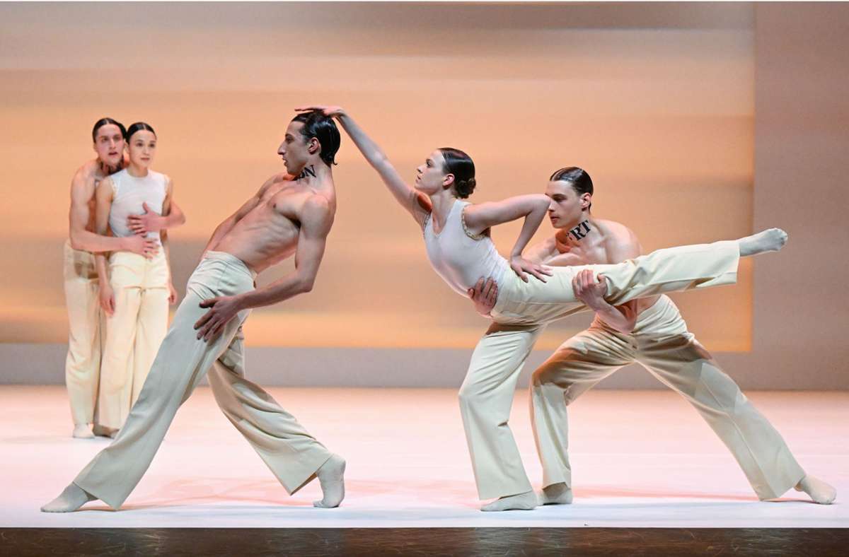 Szene aus Vittoria Girellis neuem Ballett „In esisto“ mit Martino Semenzato, Mackenzie Brown und Lassi Hirvonen