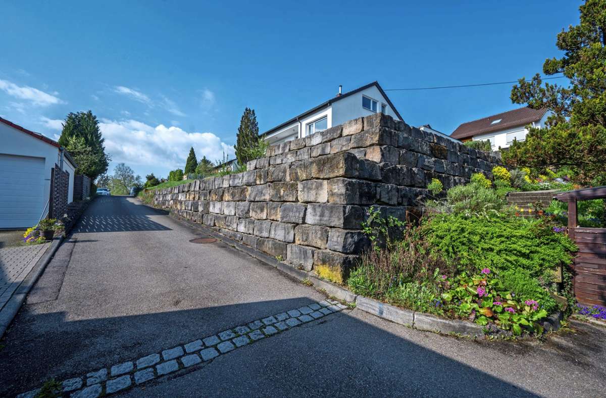Die Mauer an der Frühlingstraße in Albershausen: Der obere, nach hinten abgesetzte Teil muss   abgetragen werden. Foto: Giacinto Carlucci