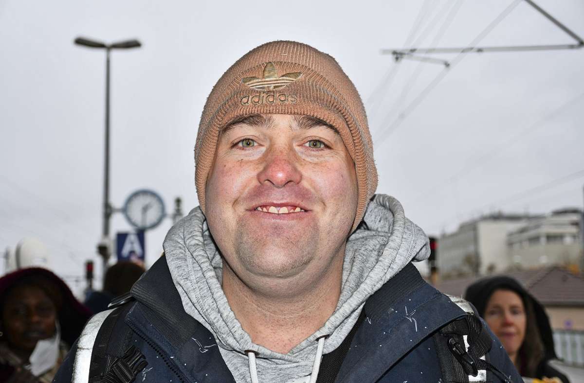 Sven Ostler (32) will weiterhin in Bus und Bahn eine Maske tragen, wenn es voll ist. „Man sollte schon auf seine Gesundheit achten“, sagt er.