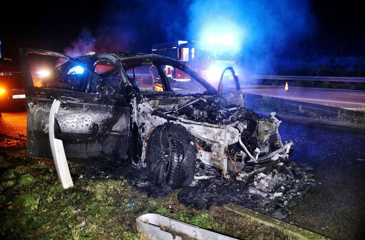 Feuer in Remshalden: Fahrzeug brennt vollständig aus