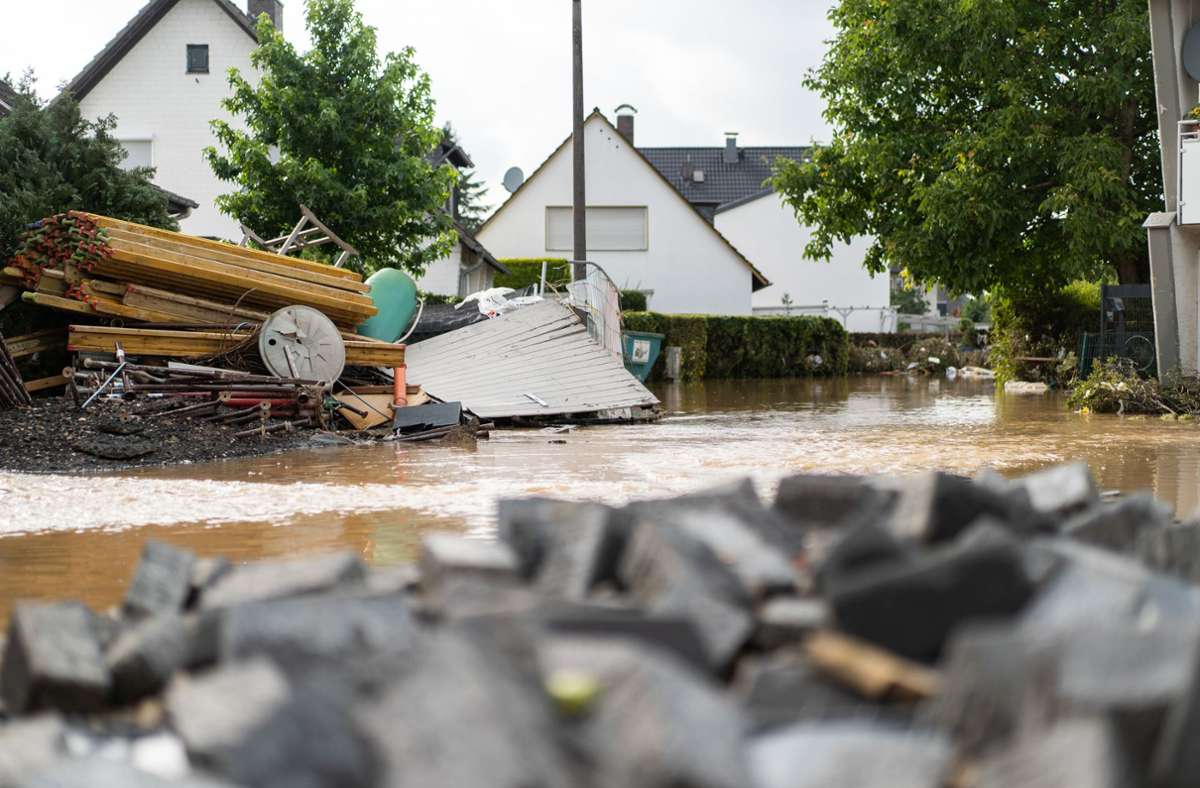 Nordrhein-Westfalen, Heimerzheim: Eine Straße im Ortskern wurde vor einer Woche überflutet. In unserer Galerie sehen Sie weitere Bilder der Unwetterkatastrophe.