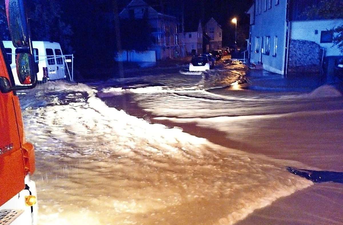 Nach einem Gewitterbuch musste Altdorf an Fronleichnam  2018 mit extremem Hochwasser kämpfen – hier an der Ecke Milch-/Laienstaße. Foto: Feuerwehr (Archiv)