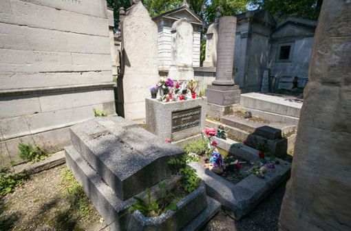 Das Grab von Jim Morrison auf dem Père Lachaise. Das Idol ruht in Paris in der zweiten Reihe und die Stelle ist nicht leicht zu finden. Foto: dpa/Peter Kneffel