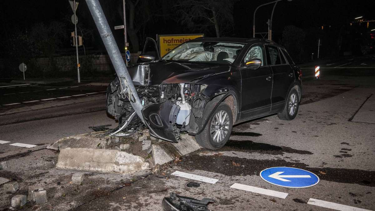 Unfall in Sindelfingen: Autofahrer rammt Laternenmast