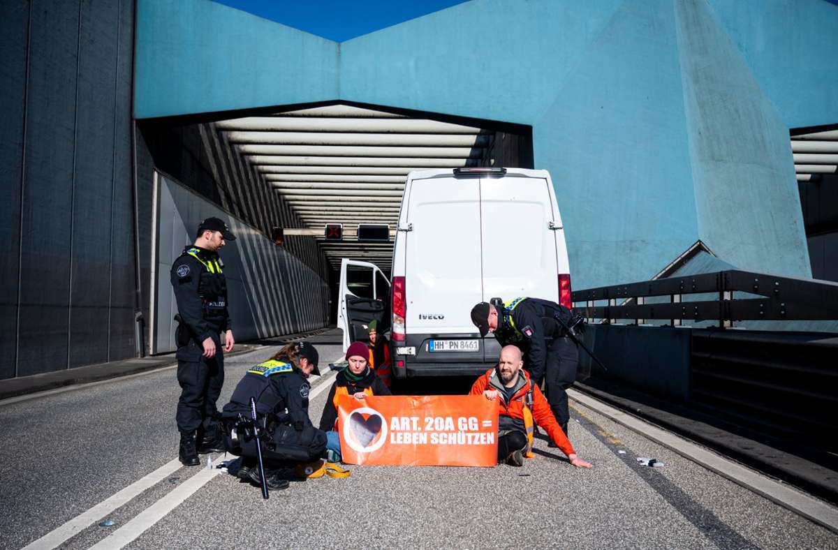 Die Klimaaktivisten der Gruppe Letzte Generation blockierte drei wichtigen Verkehrspunkten in Hamburg.