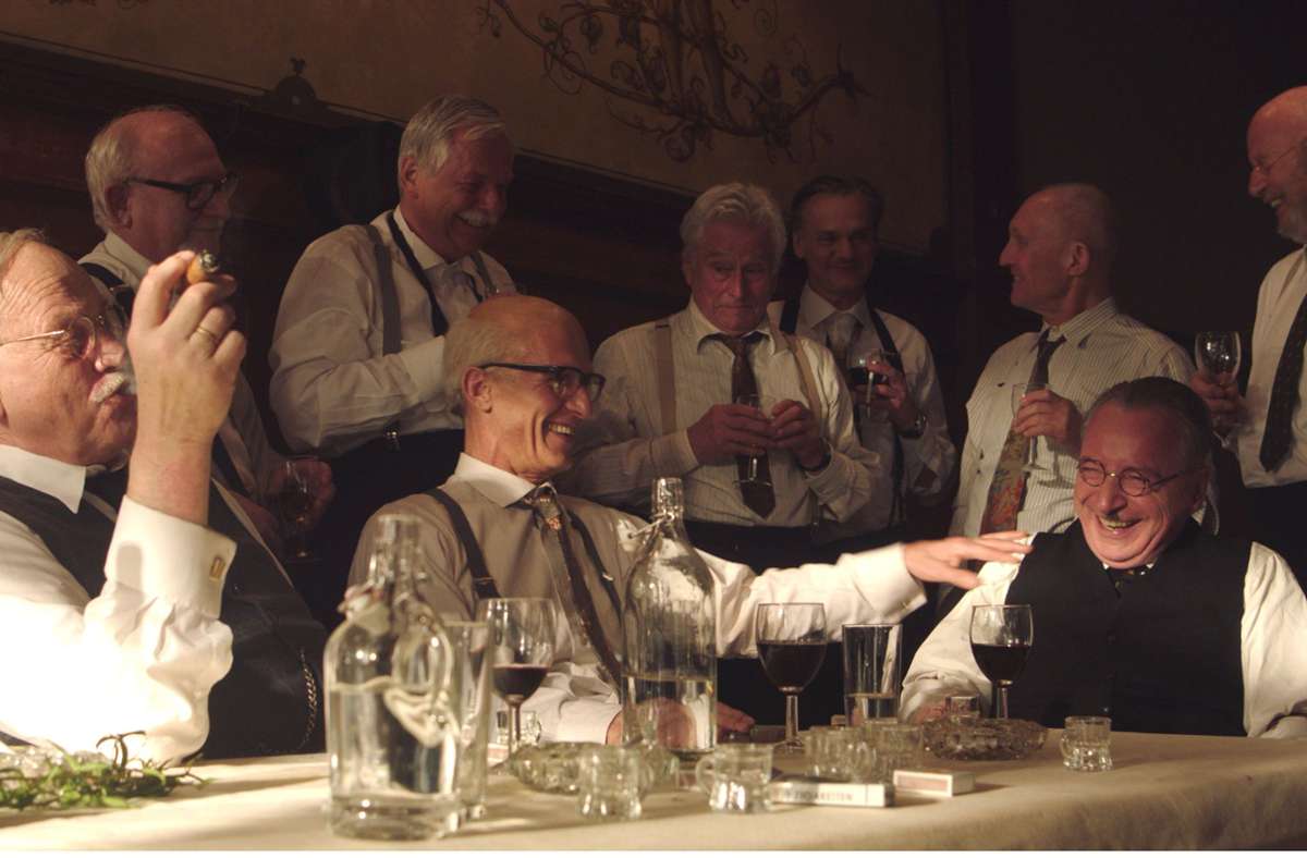 Die heitere Weinlaune täuscht: Diese Landesfürsten,  Reinhold Maier (Christian Pätzold), Gebhard Müller (Richard Sammel) und  Leo Wohleb (Stefan Preiss, vorne von links)